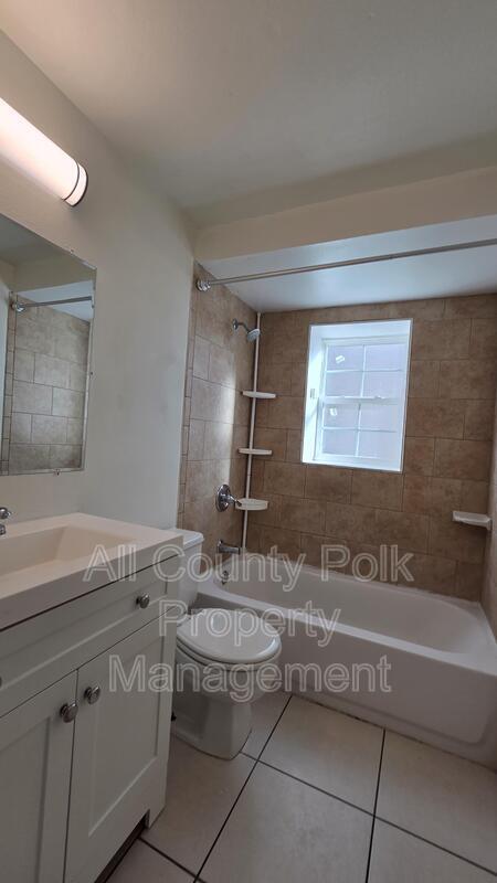 Building Photo - 915 Ariana St