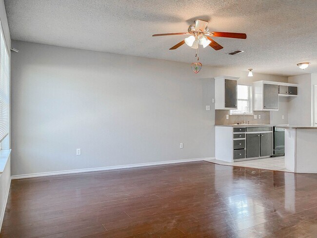 Building Photo - Beautiful Home Available 08/10!
