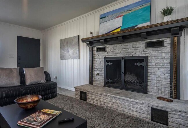 Building Photo - Duplex for rent in heart of OKC