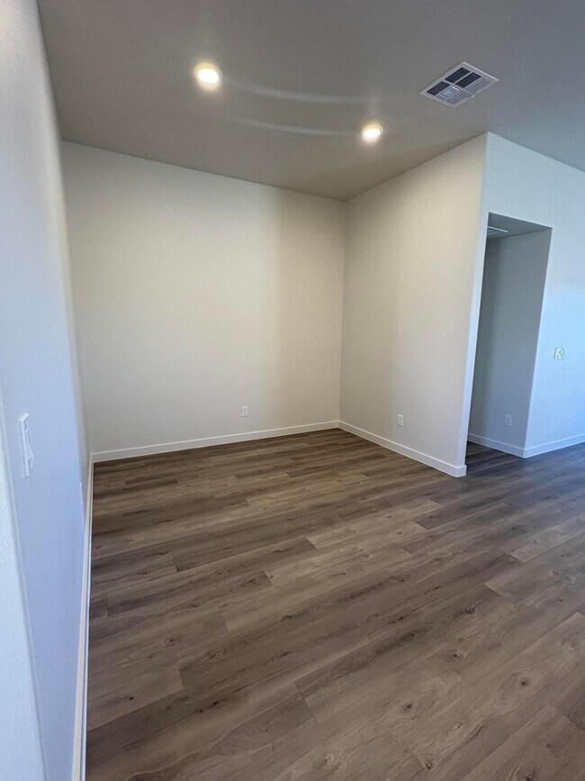 Building Photo - 2145 Langford Ave