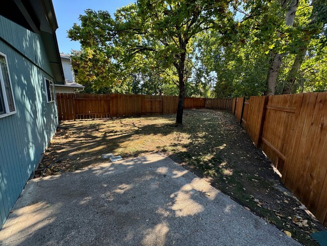 Building Photo - Far West Neighborhood Duplex