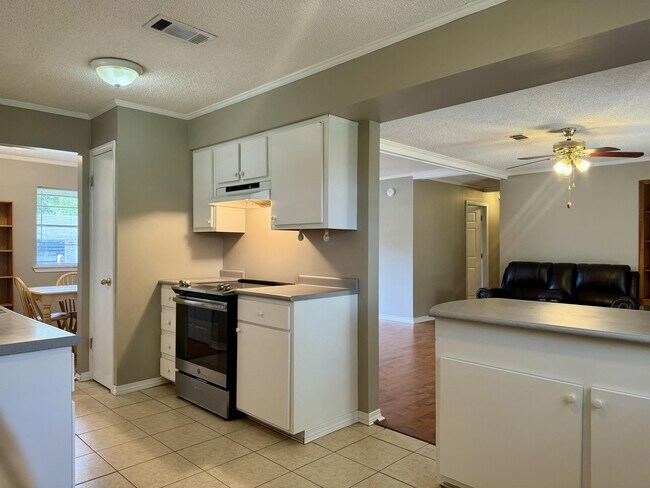 Building Photo - 2085 Trailwood Dr