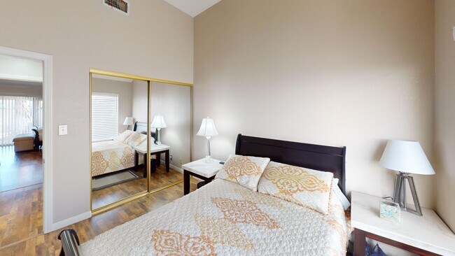 Building Photo - Spanish Trails Guard Gated Townhome!