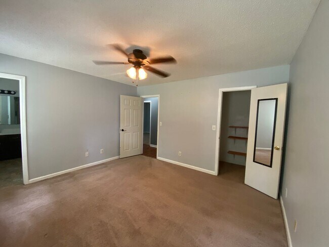 Building Photo - 200 S Creek Dr