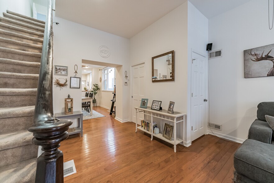 Building Photo - 1327 S 9th St