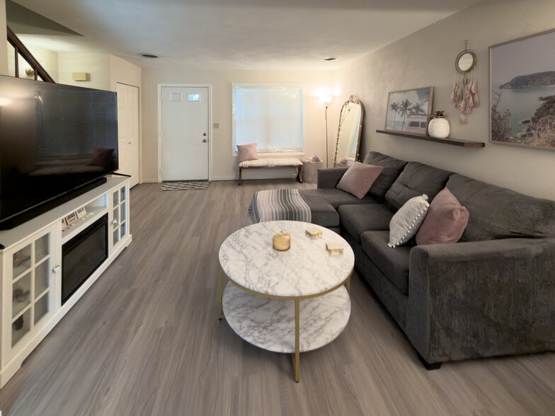 LR w/ Vinyl Plank - 3 Utica Cir