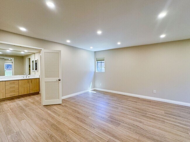Building Photo - Luxurious Coastal Living: Fully Remodeled 3-Bed, 3.5-Bath with Ocean Views in Sea Point