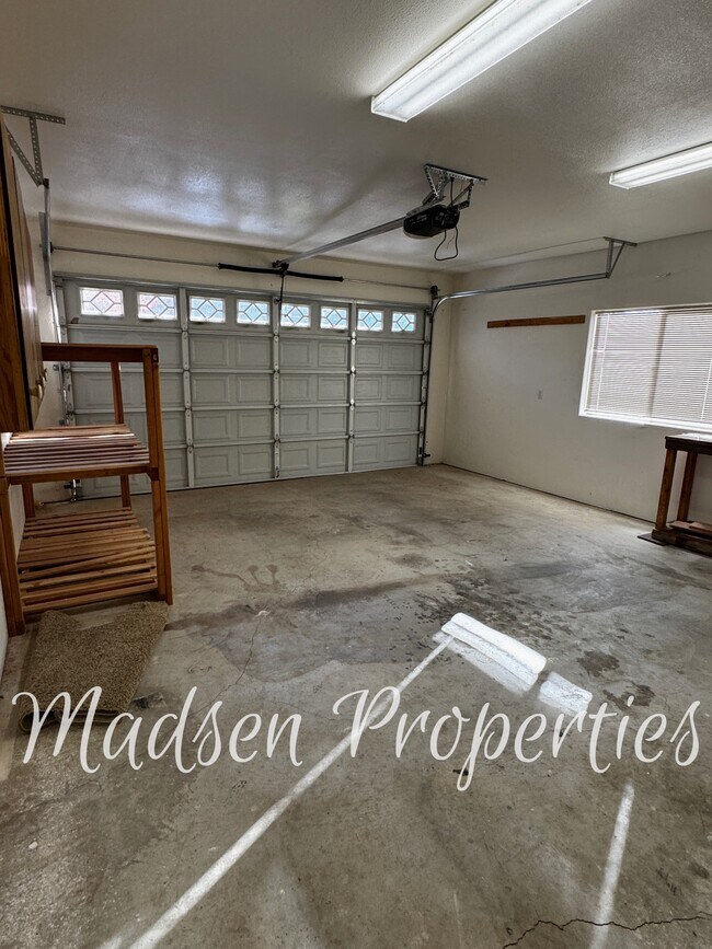 Building Photo - 121 Hart Ln