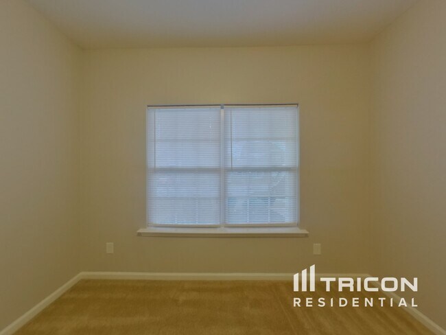 Building Photo - 446 Whispering Oak Cir