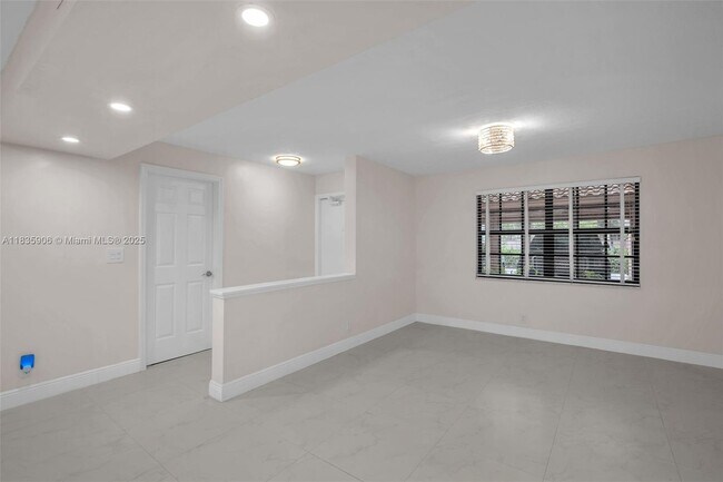 Building Photo - 250 E Royal Palm Rd