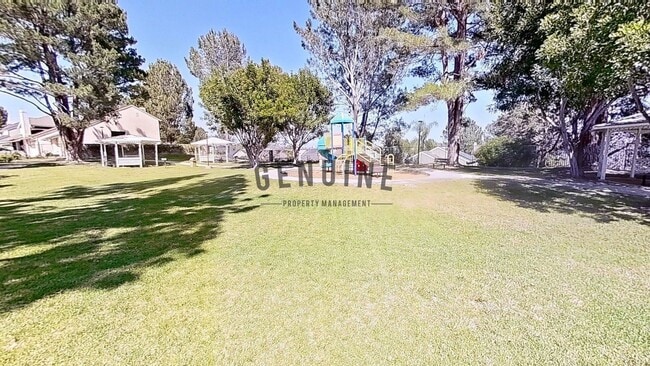 Building Photo - Charming 1Bd Upstairs Condo w/ Den & Garage