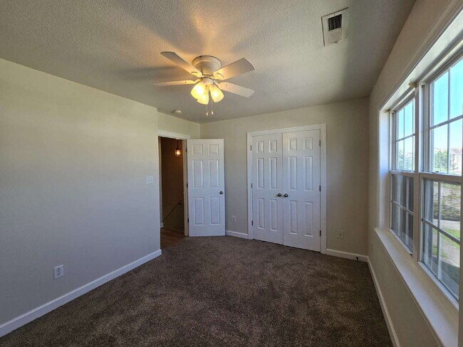 Building Photo - "Charming 2-Bed Townhouse Retreat on Streamwood Drive – Perfect Balance of Comfort and Convenience!"