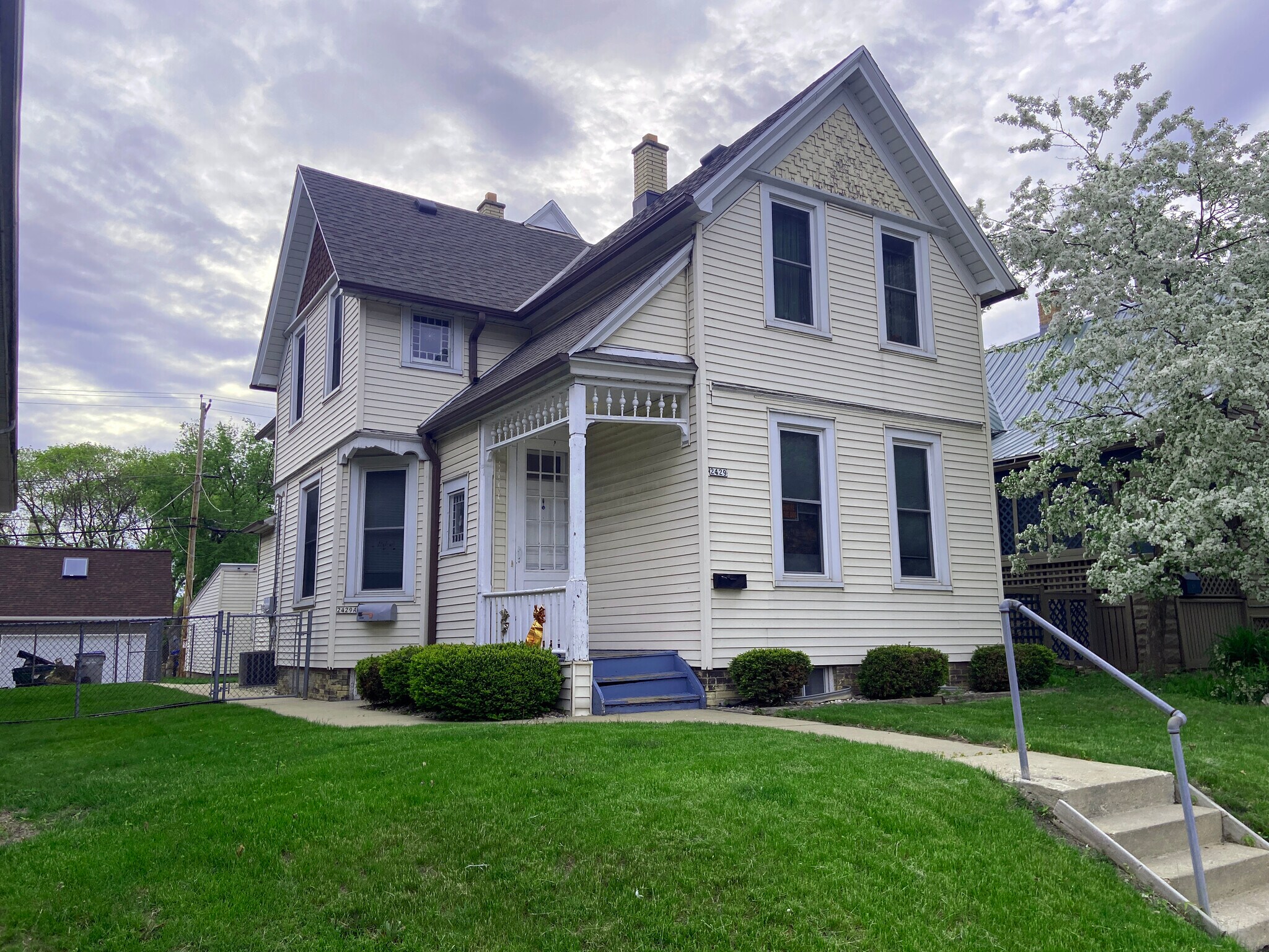 Building Photo - 2429 N Oakland Ave