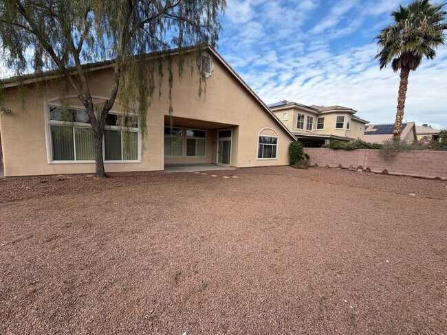 Building Photo - Spacious 4 bedroom