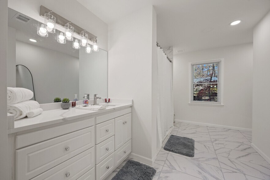 Building Photo - 82 Vanessa Dr