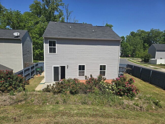 Building Photo - Beautiful Home Available for Rent in Charl...