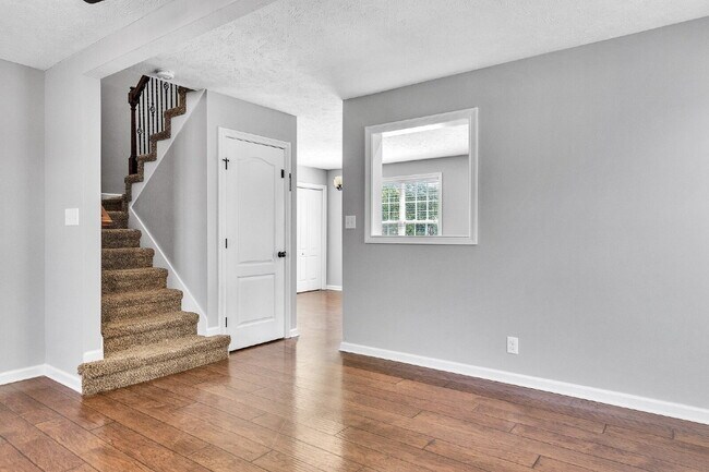 Building Photo - 3 bedroom home with fenced in backyard clo...