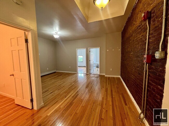 Building Photo - Massive 3.5BR 1BA 1300sft Top Floor Conver...