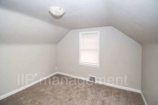 Building Photo - University Heights 4bed gorgeous 2nd Floor...