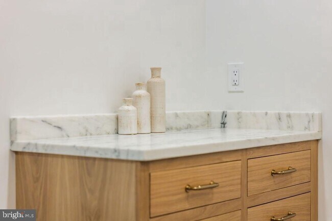 Building Photo - 2460 Ontario Rd NW