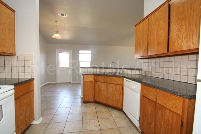 Building Photo - Modern Comforts & Great Location – Elms Ru...