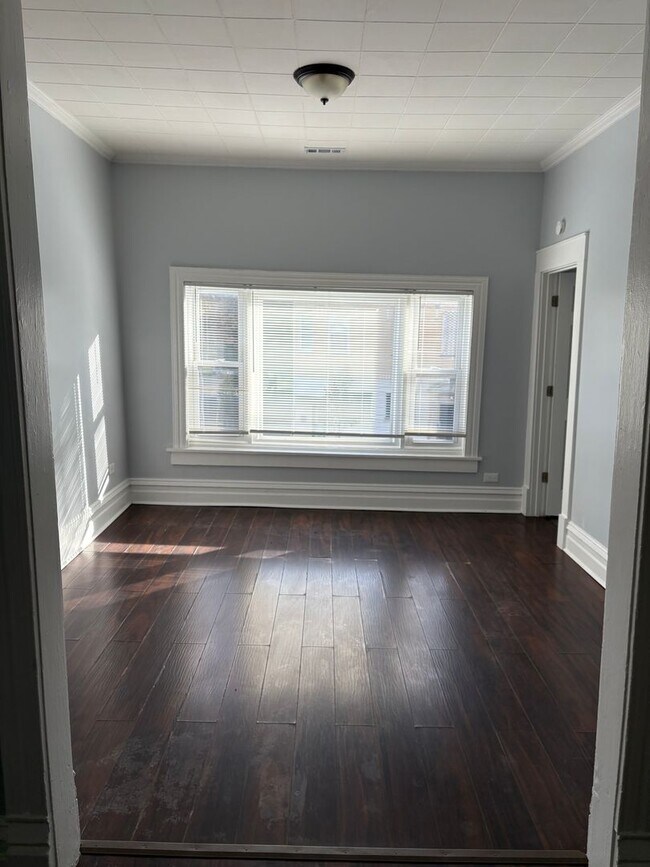 Building Photo - 1034 W 61st St