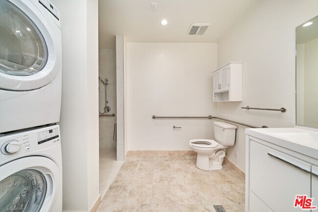 Building Photo - 951 S Wilton Pl