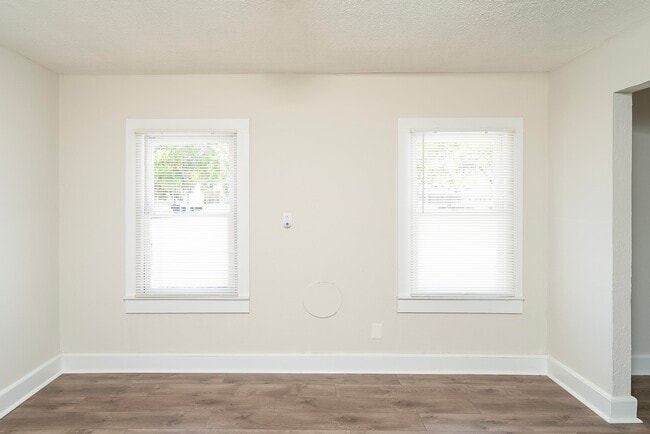 Building Photo - 32 Grant St