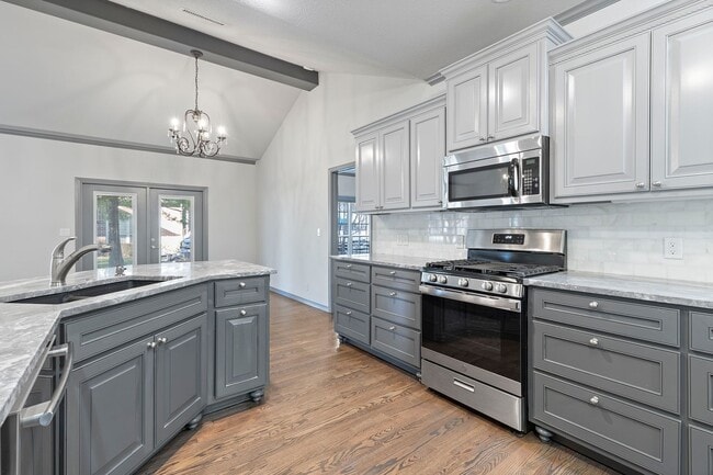 Building Photo - Luxury Living in a Gated Community