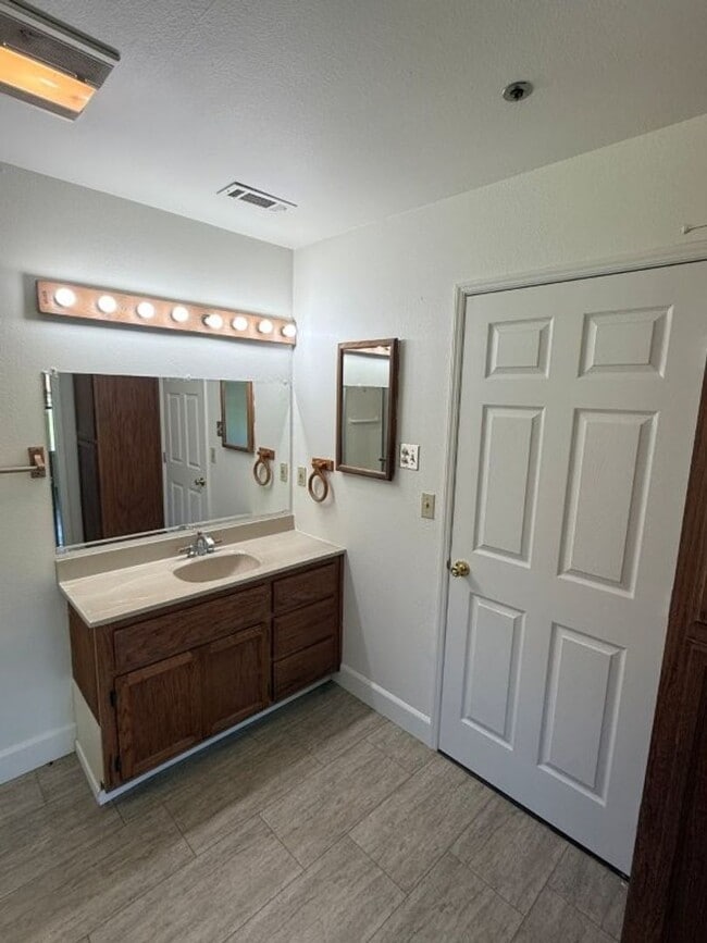 Building Photo - Unique 2 Bedroom Country Property Vacaville *Star Rentals