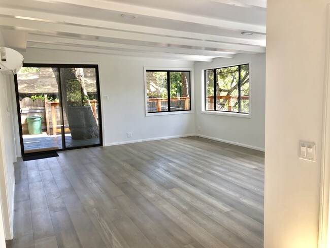 Living Room - 616 Fernwood Pacific Dr