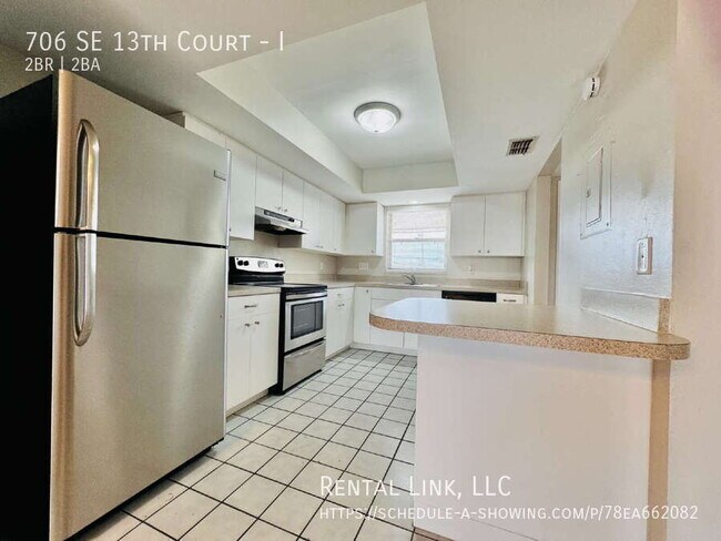Building Photo - 706 SE 13th Ct