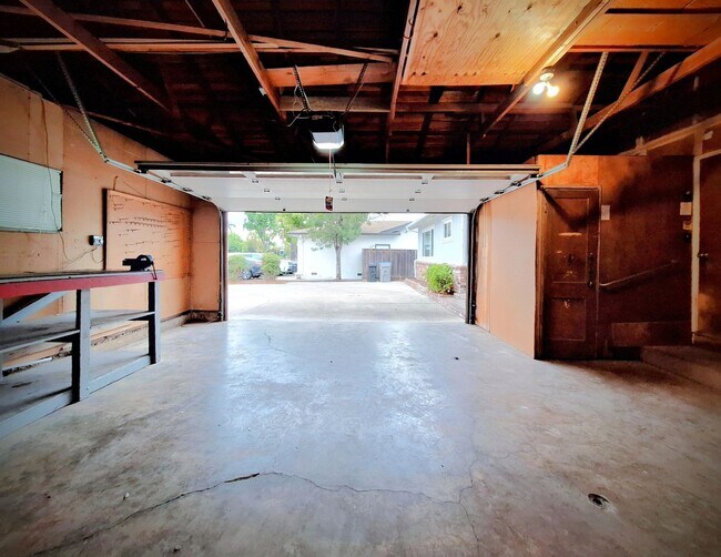 Building Photo - Charming Single Story 3bd House with Large Yard!