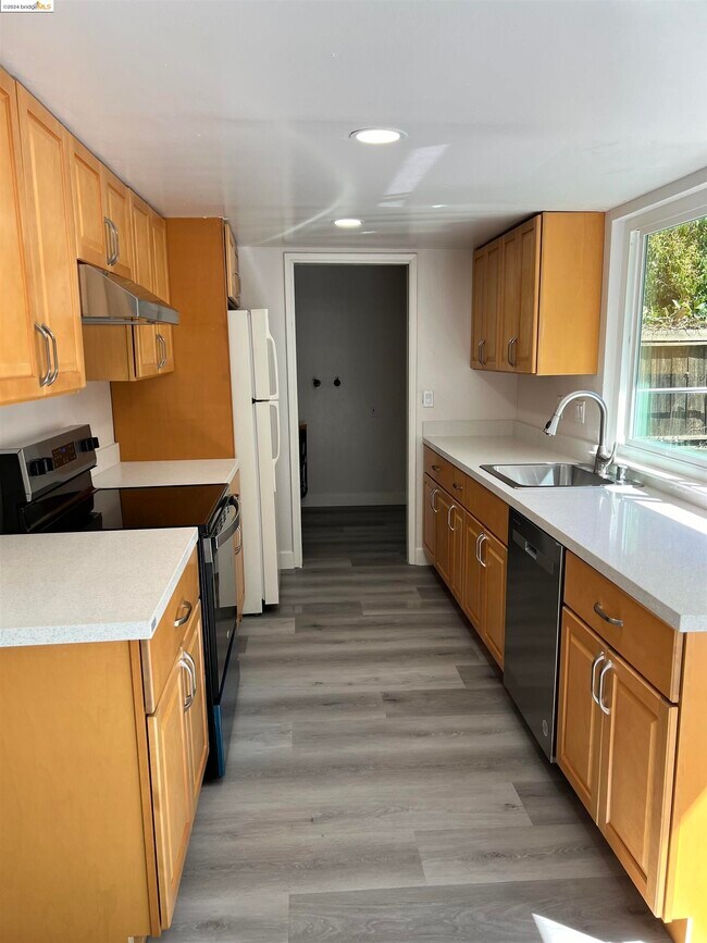 Building Photo - 54 S Lake Dr