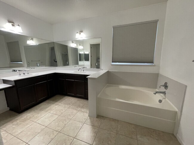 Building Photo - 1348 Encore Dr