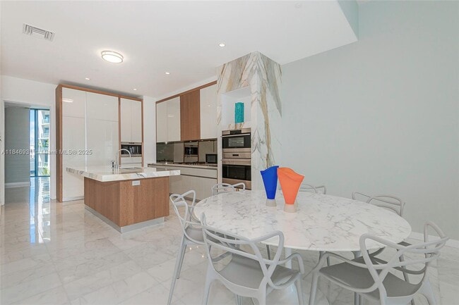 Building Photo - 2821 S Bayshore Dr