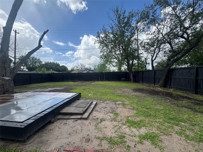 Building Photo - 6645 Lodge St