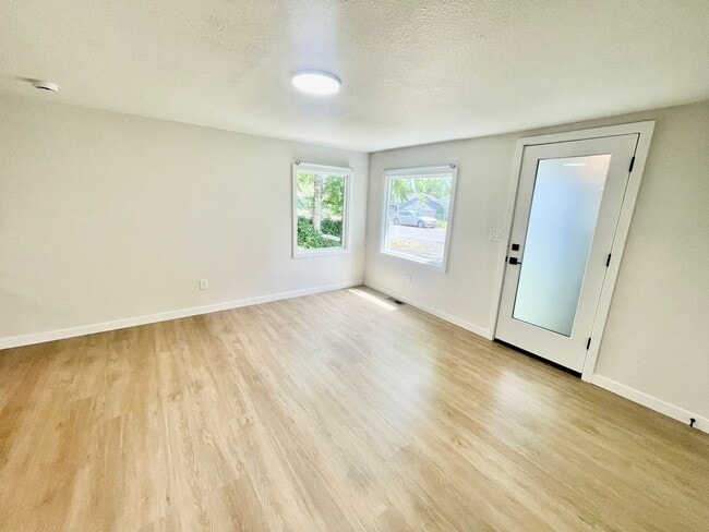 Building Photo - 5-Bedroom, 2 Bathroom Home with In-Unit Wa...