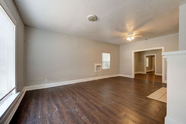 Building Photo - Large 2 bed / 1 bath house! 3 Minutes from I-235, and 10 Minutes from Bricktown!