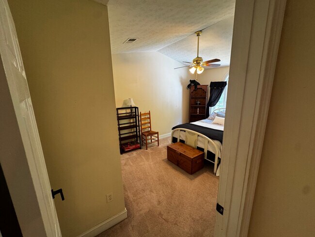 Building Photo - Room in House on Tyson Rd