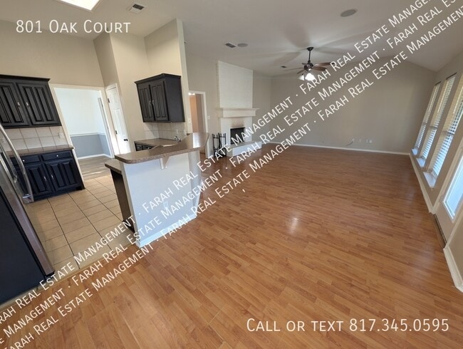 Building Photo - 801 Oak Ct