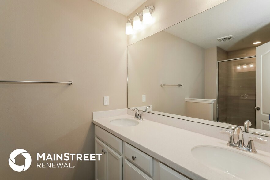 Building Photo - 7419 Palm Hills Dr