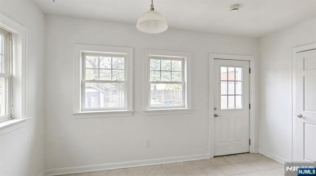 Building Photo - 33 Norwood Pl