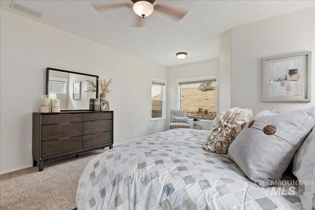 Building Photo - Stunning Home Near Warm Springs!