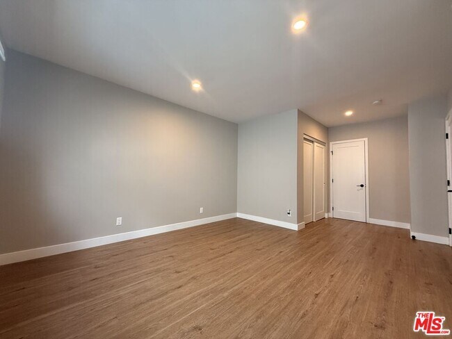 Building Photo - 1307 Tamarind Ave