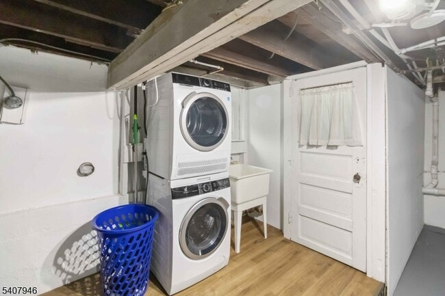 Building Photo - 10 Zazzetti St