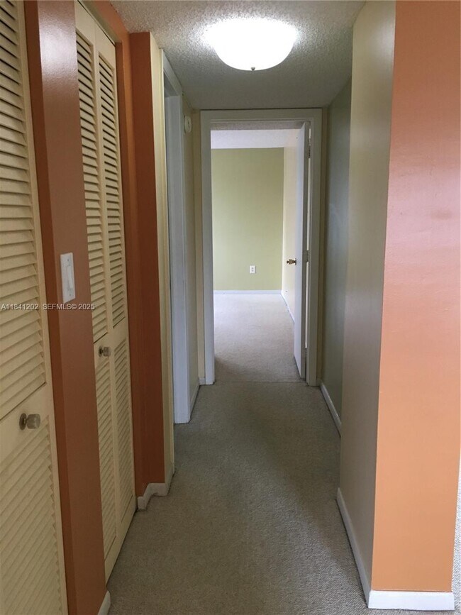 Building Photo - 3940 Inverrary Blvd