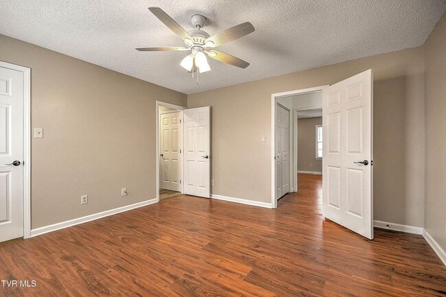Building Photo - 2 Bedroom 1.5 Bath Townhome for Rent