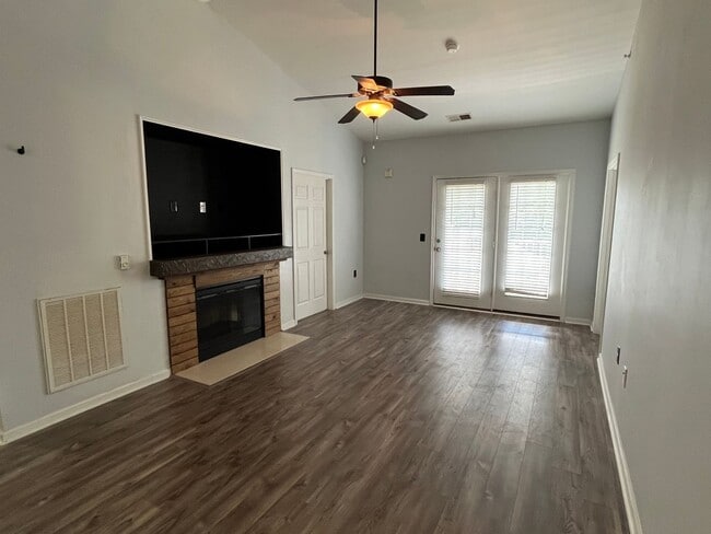 Building Photo - Spacious 2 Bed, 2 Bath Condo with Communit...
