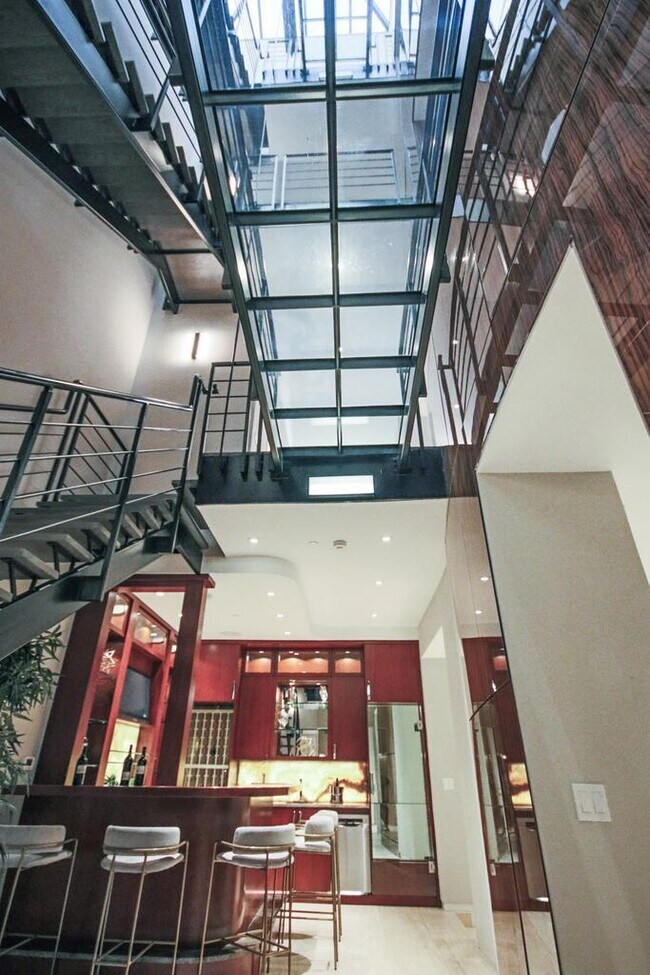 Building Photo - 36 E Schiller St